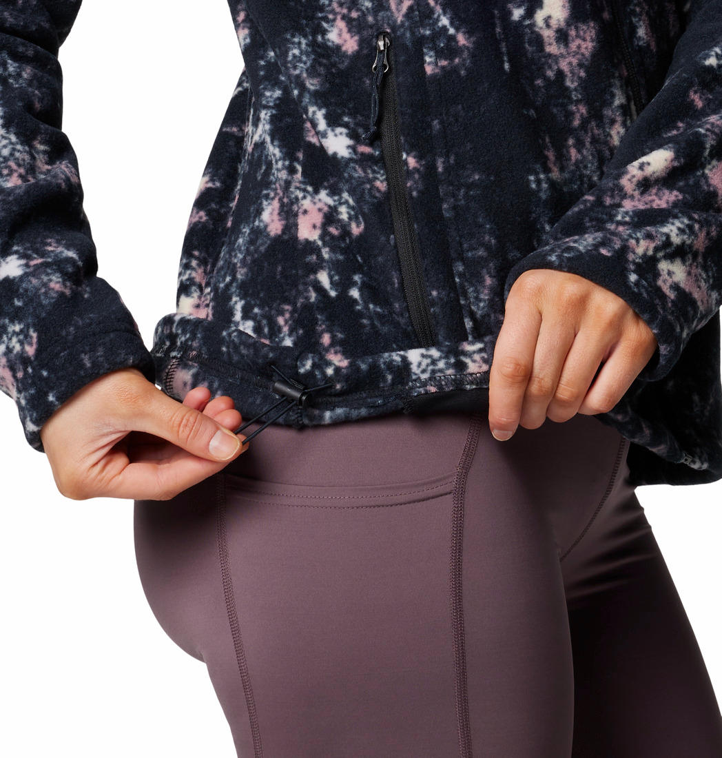 A Women Wearing Columbia Women Purple Fast Trek Printed Jkt