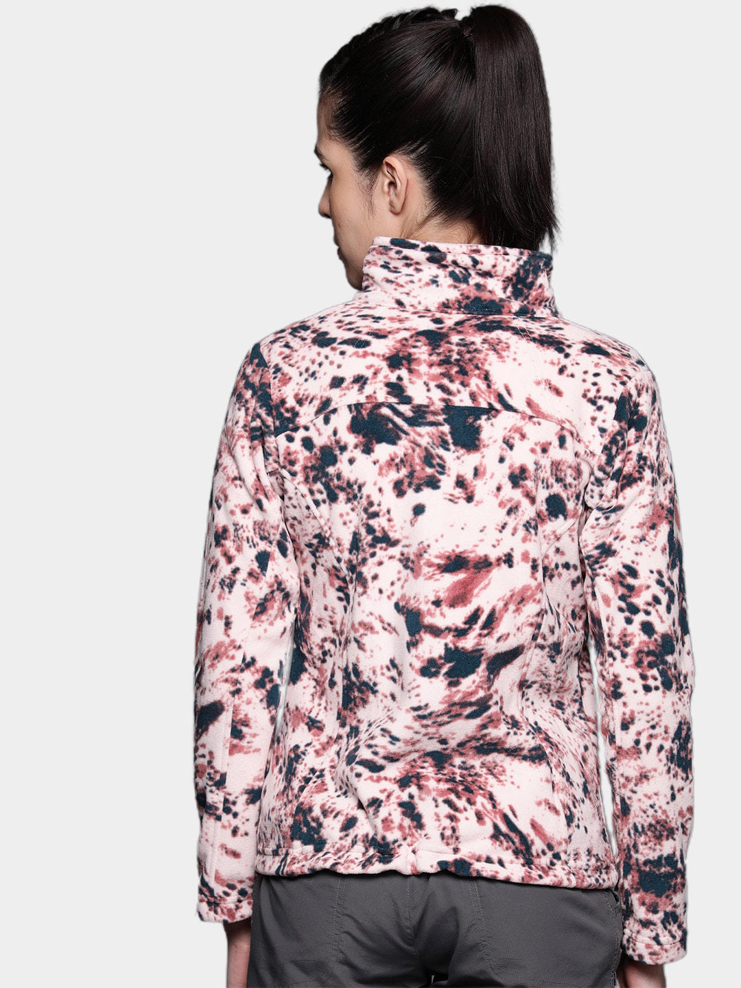 A Women Wearing Columbia Women Pink Fast Trek Printed Jkt