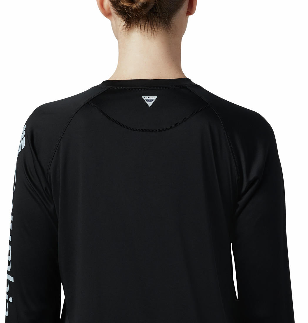 A Women Wearing Columbia Women Black Tidal Tee II Long Sleeve (Sun Protection)