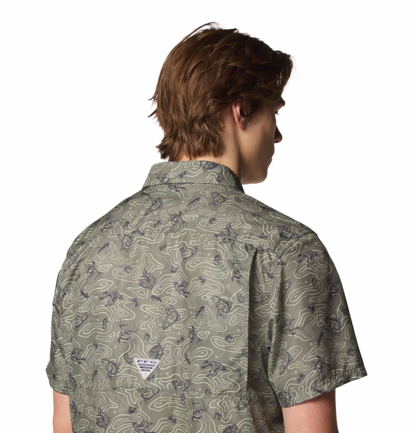 A Men Wearing Columbia Men Green Super Slack Tide Camp Shirt (Sun Protection)