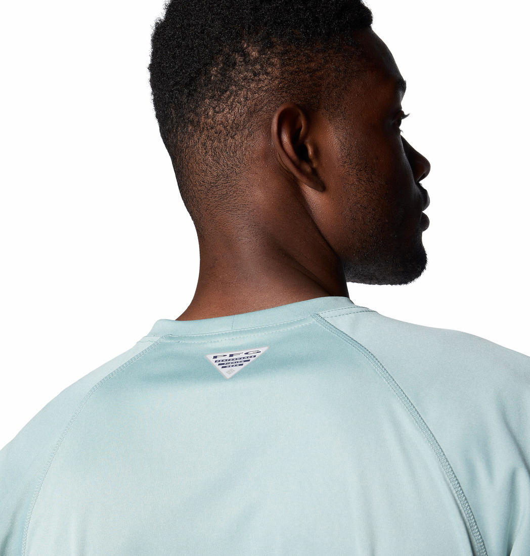 A Men Wearing Columbia Men Blue Terminal Tackle Heather LS Shirt (Sun Protection)