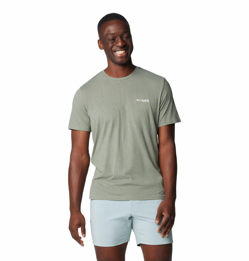 A Men Wearing Columbia Men Green PFG Tarpon Rise Tech Tee SS (Sun Protection)