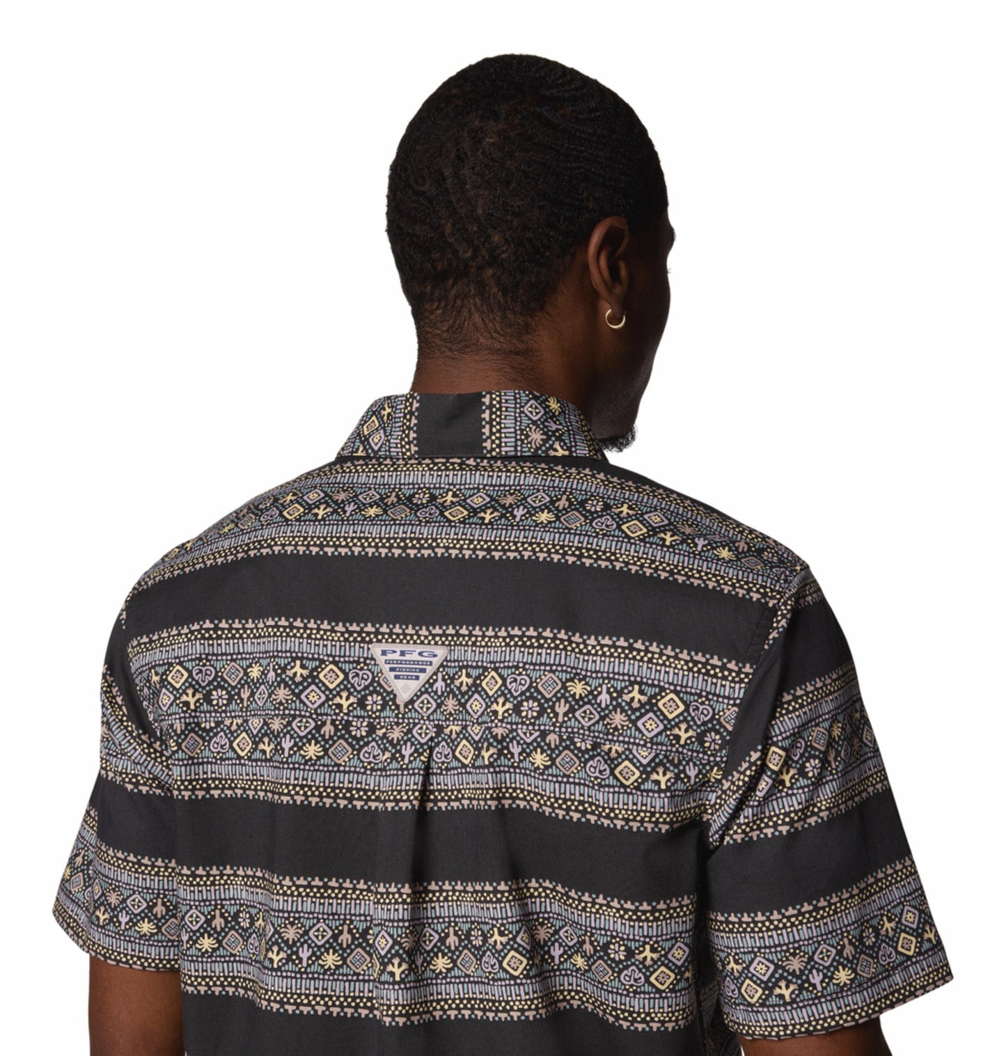 A Men Wearing Columbia Men Black Wild Cast Camp Shirt