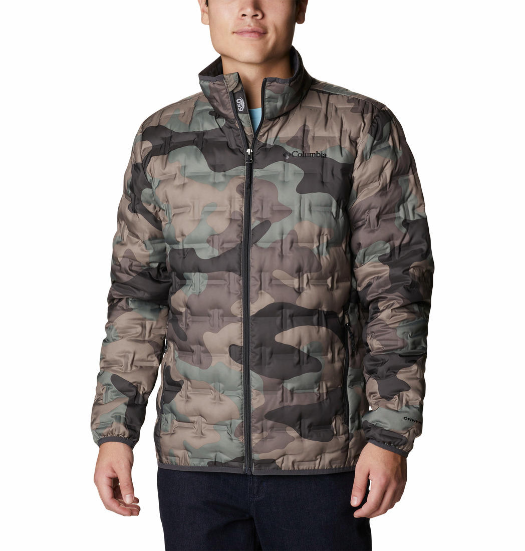 A Men Wearing Columbia Men Green Delta Ridge Down Jacket