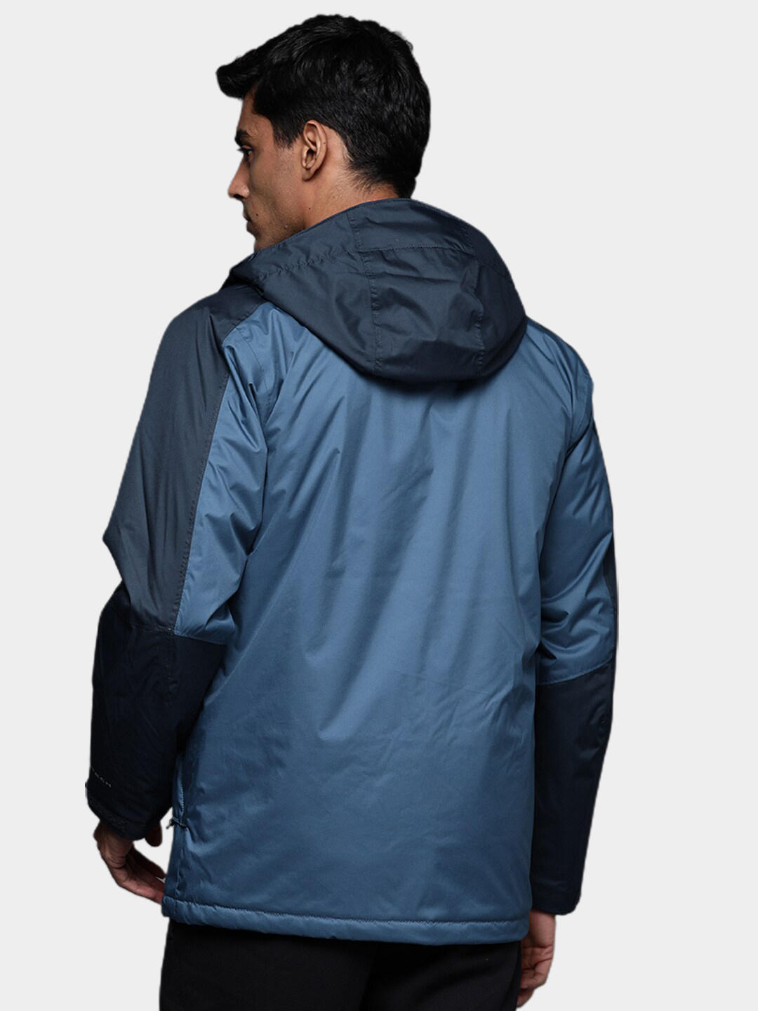 A Men Wearing Columbia Men Blue Valley Point Jacket