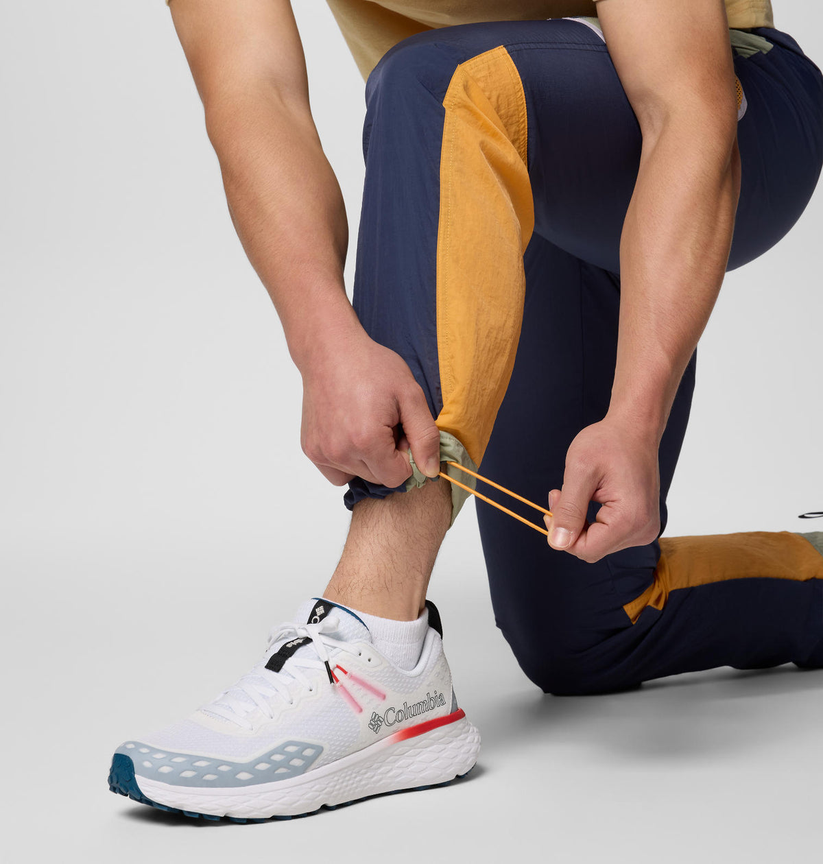A Men Wearing Columbia Men Navy Blue Challenger Windbreaker Pant