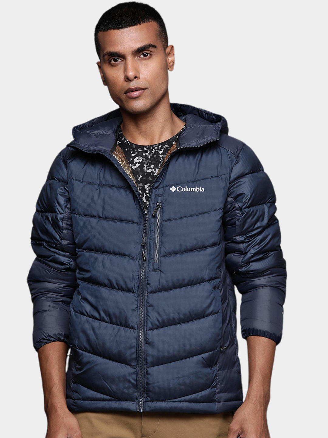 A Men Wearing Columbia Men Blue Labyrinth Loop Hooded Jacket