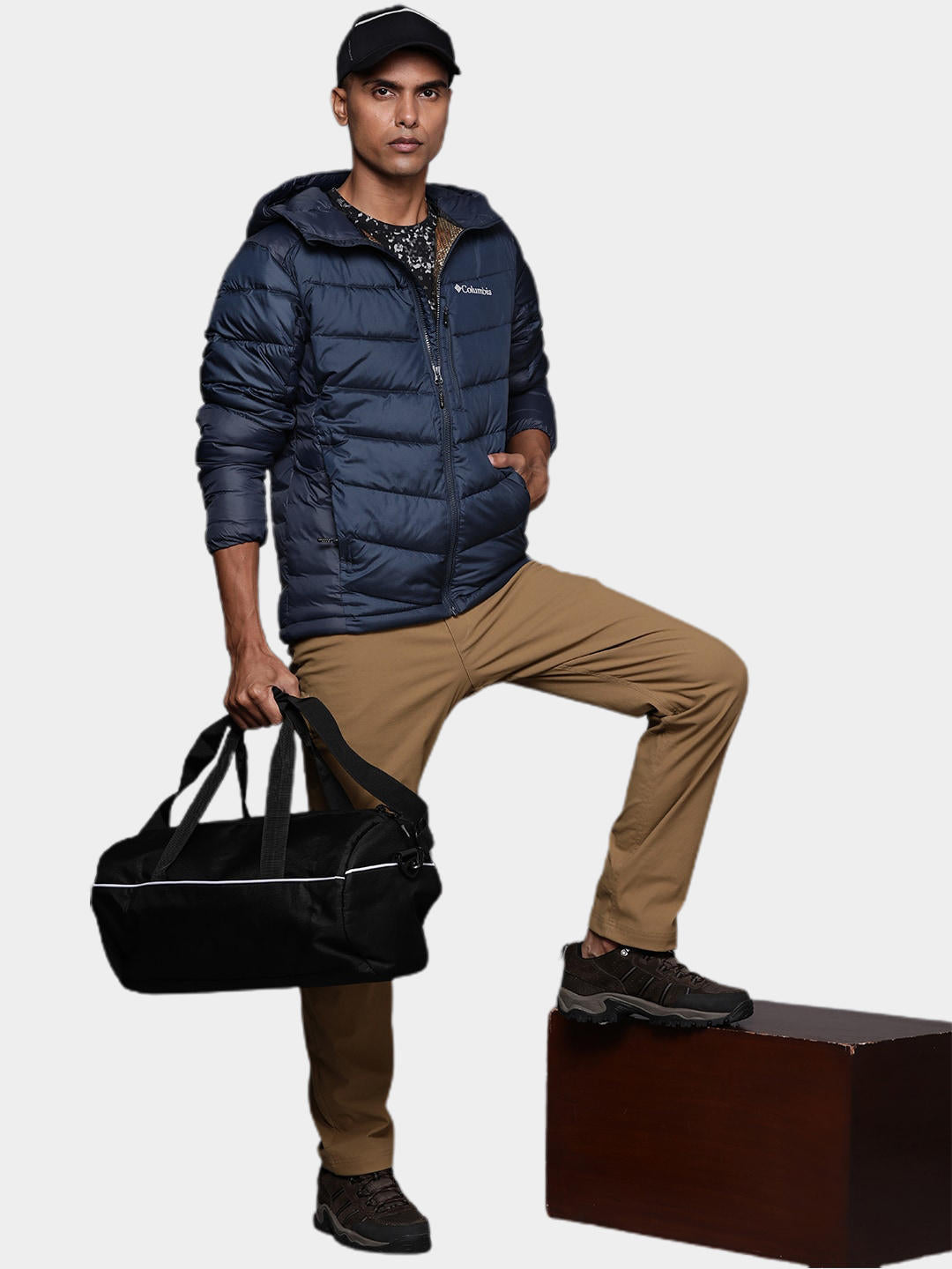 A Men Wearing Columbia Men Blue Labyrinth Loop Hooded Jacket