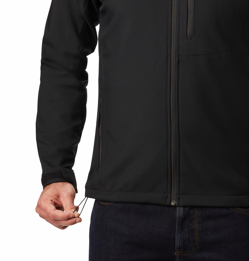 A Men Wearing Columbia Men Black Cascade Ridge III Softshell