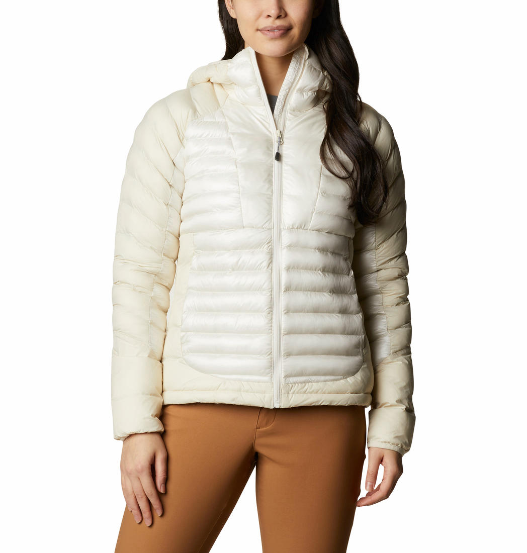 A Women Wearing Columbia Women White Labyrinth Loop Hooded Jacket