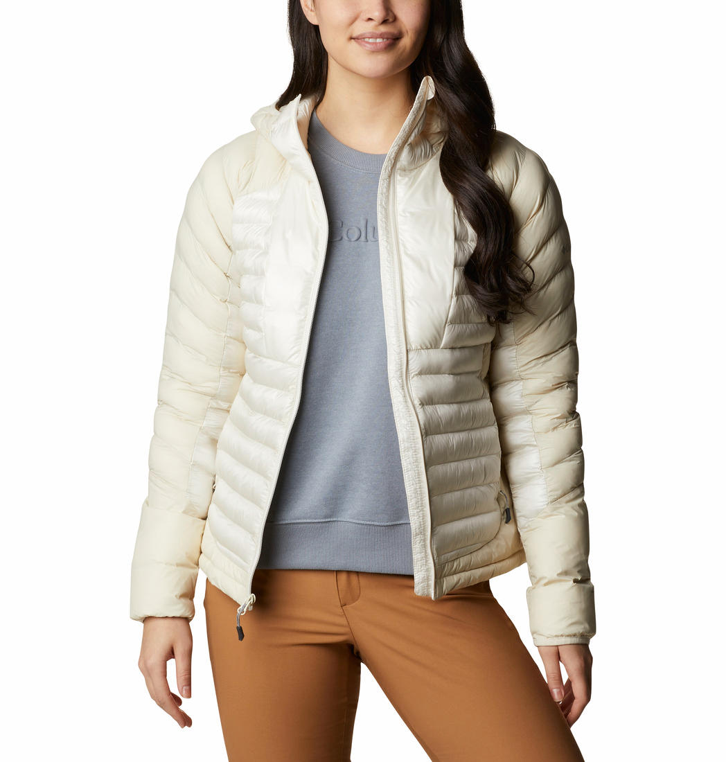 A Women Wearing Columbia Women White Labyrinth Loop Hooded Jacket