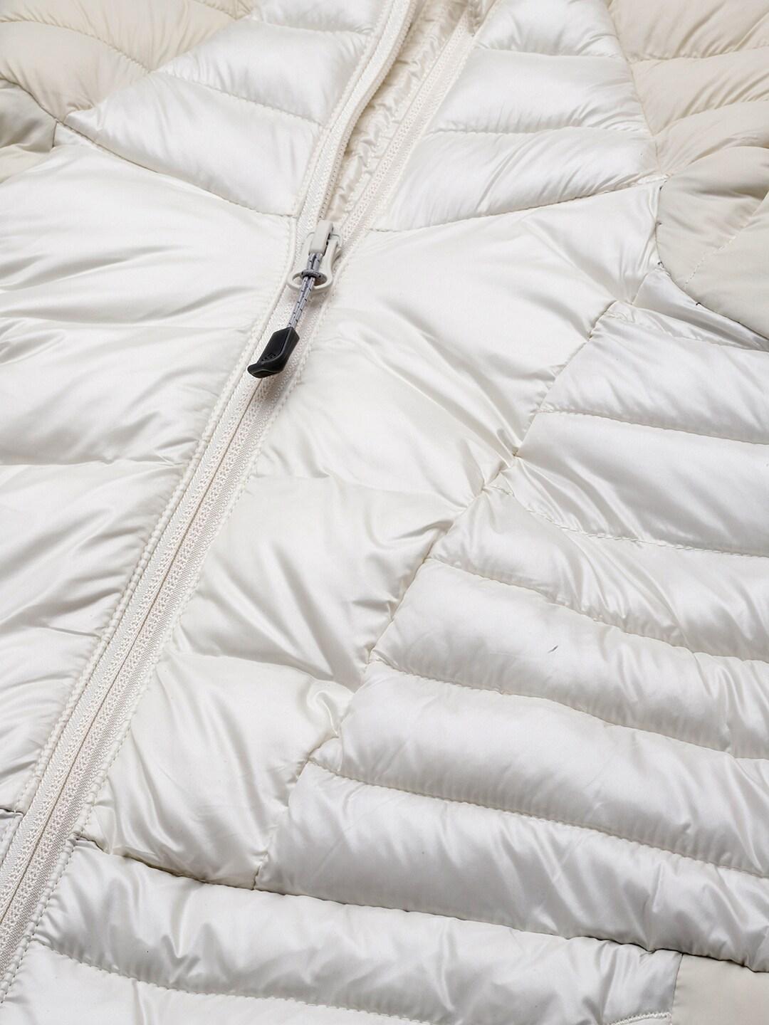 A Women Wearing Columbia Women White Labyrinth Loop Hooded Jacket