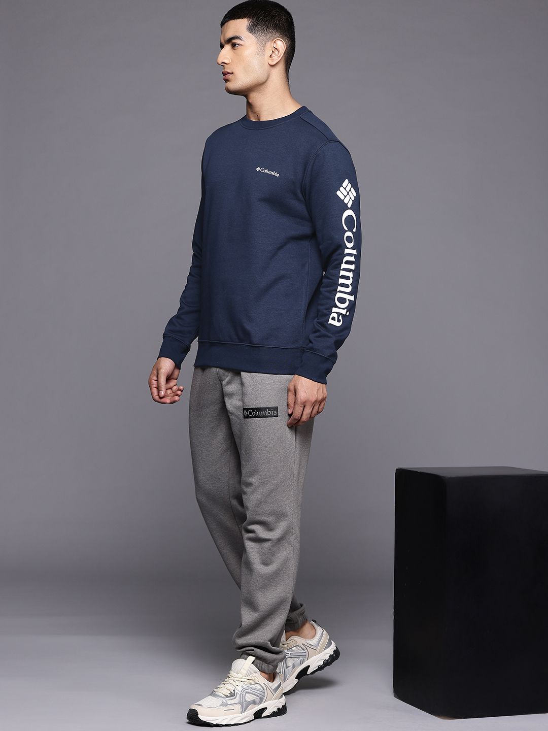 A Men Wearing Columbia Men Blue Beaumount Crew