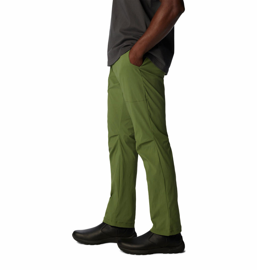 A Men Wearing Columbia Men Green Landroamer Ripstop Pant (Sun Protection)