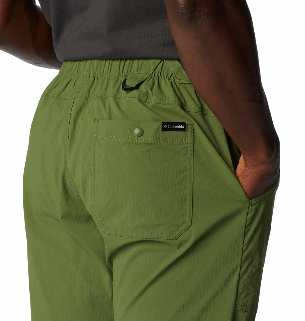 A Men Wearing Columbia Men Green Landroamer Ripstop Pant (Sun Protection)
