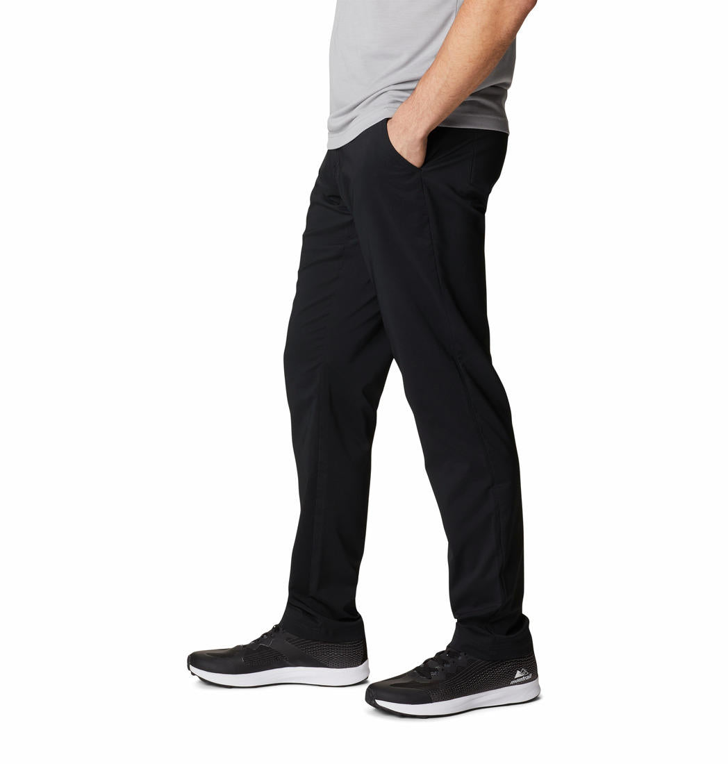 A Men Wearing Columbia Men Black Tech Trail II Pant (Sun Protection)