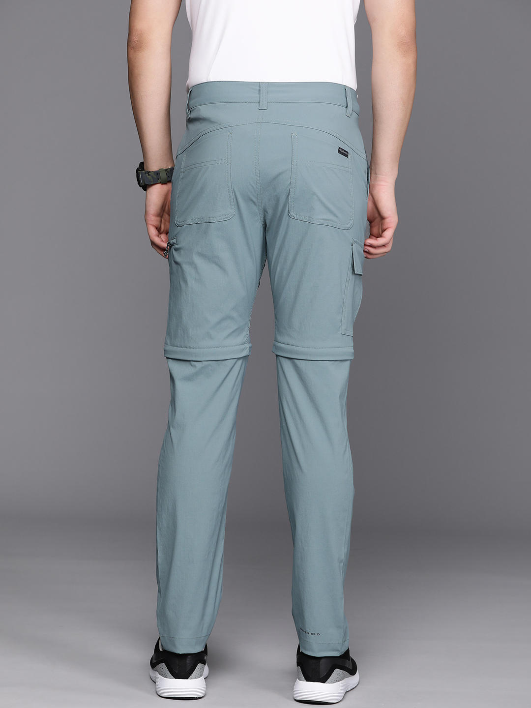 A Men Wearing Columbia Men Green Newton Ridge II Convertible Pant (Sun Protection)