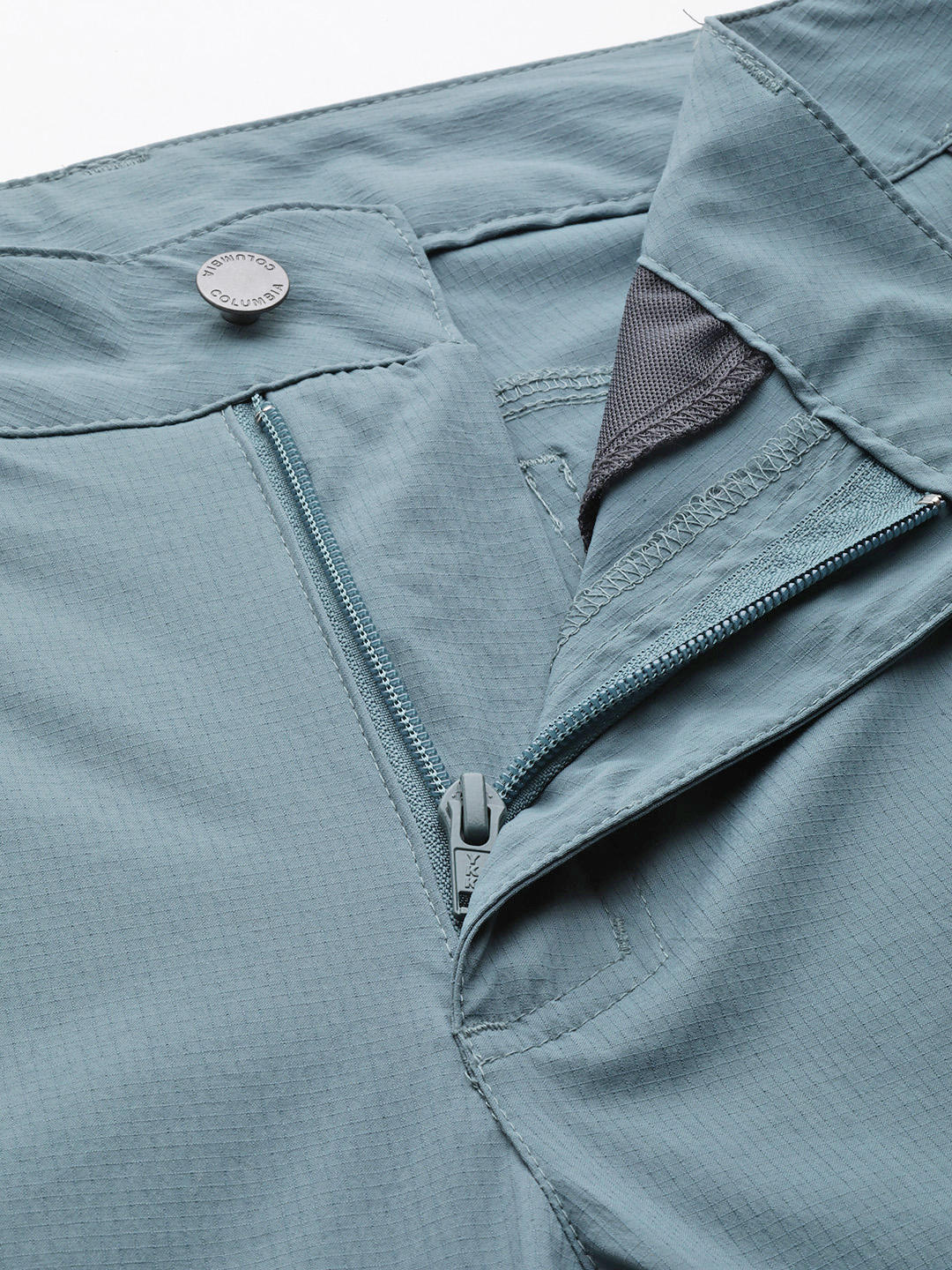 A Men Wearing Columbia Men Green Newton Ridge II Convertible Pant (Sun Protection)