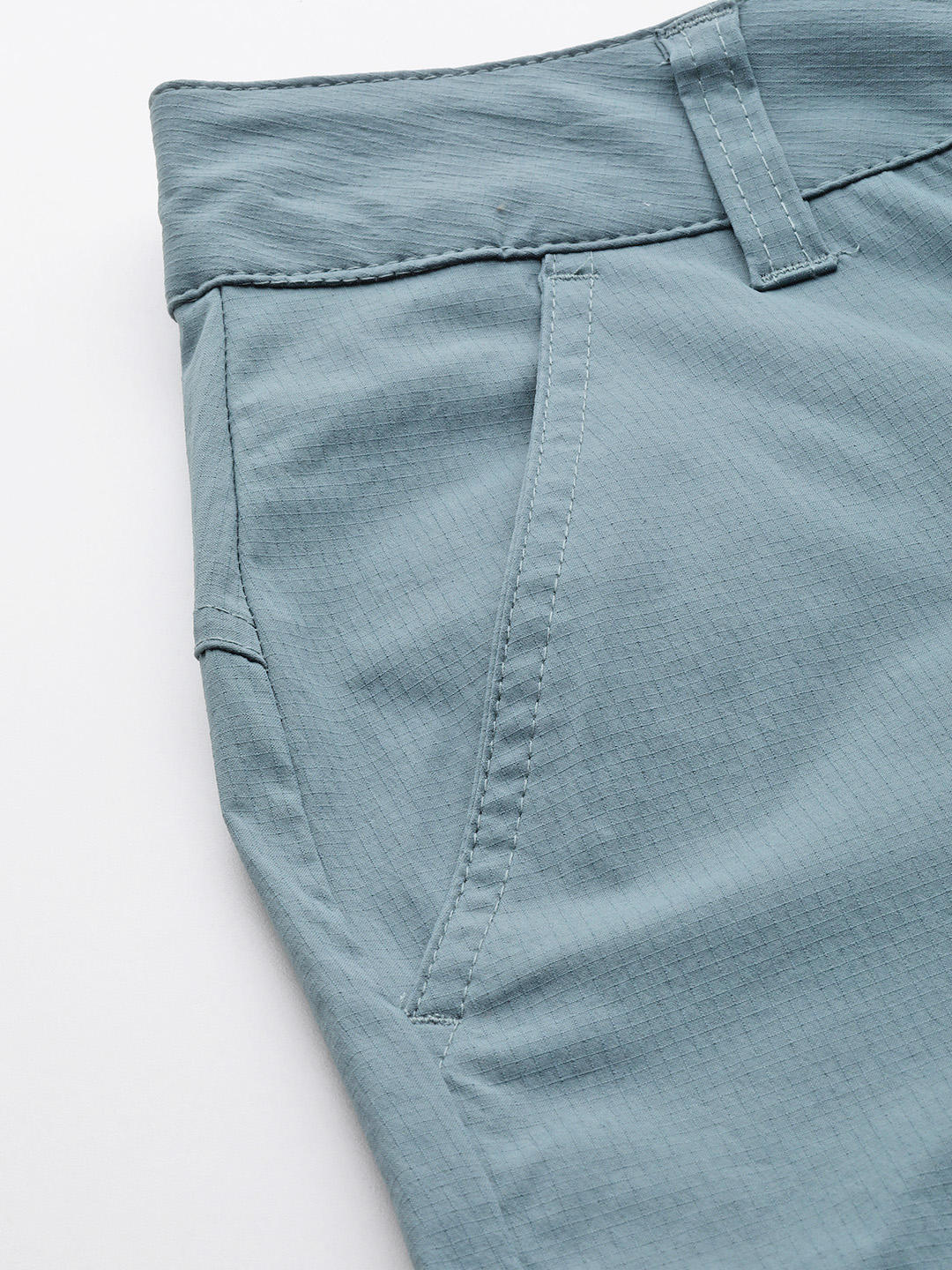 A Men Wearing Columbia Men Green Newton Ridge II Convertible Pant (Sun Protection)