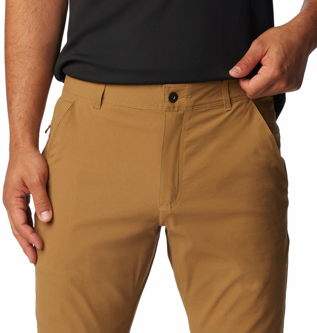 A Men Wearing Columbia Men Brown Black Mesa Woven Pant II (Sun Protection)