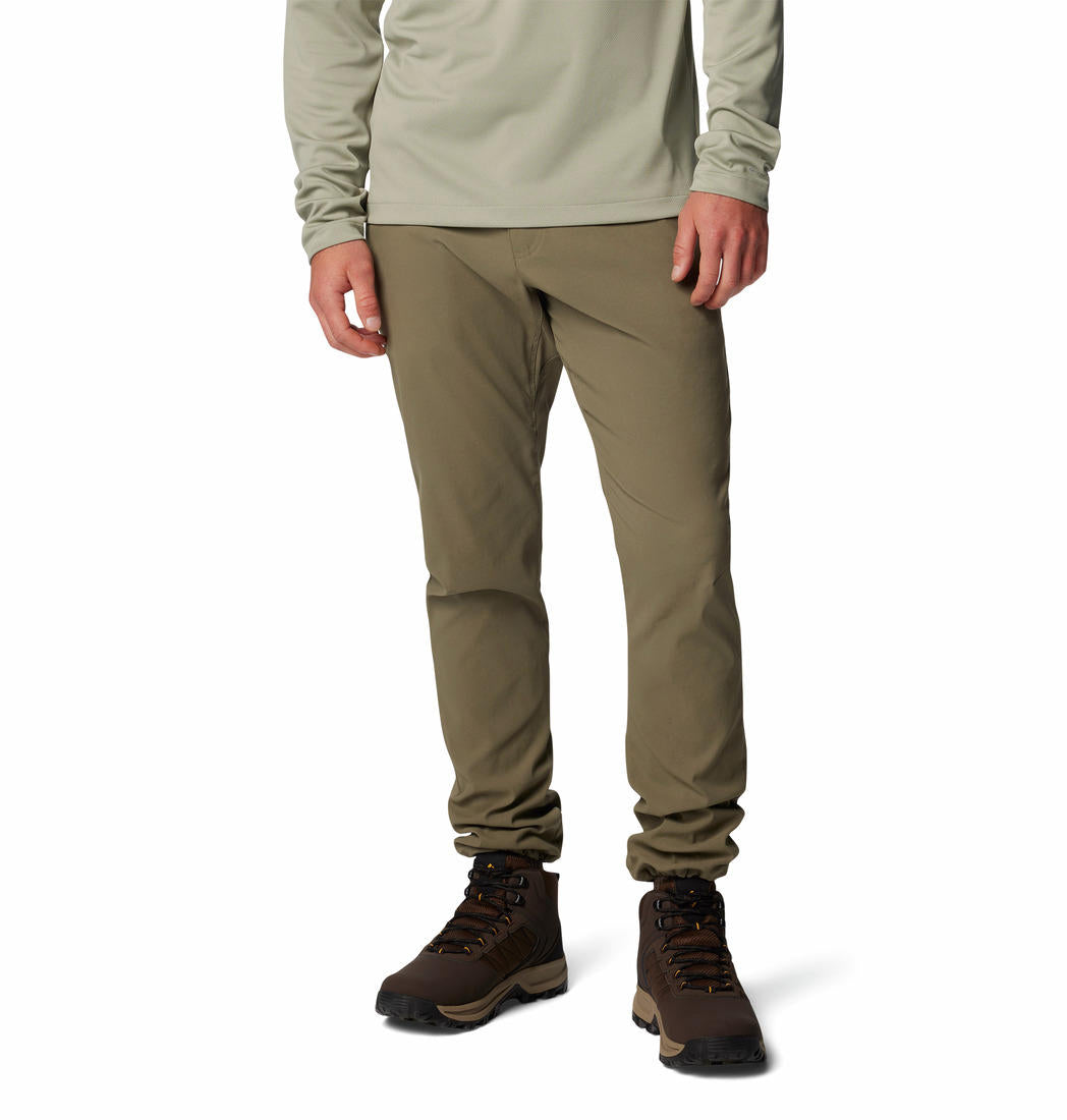 A Men Wearing Columbia Men Green Black Mesa Woven Pant II (Sun Protection)