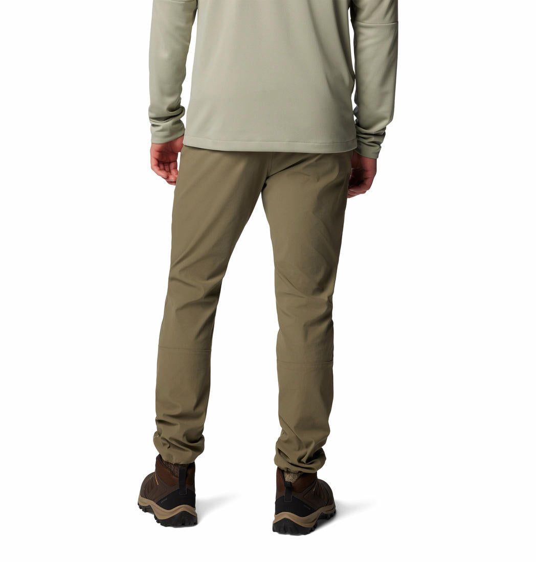 A Men Wearing Columbia Men Green Black Mesa Woven Pant II (Sun Protection)