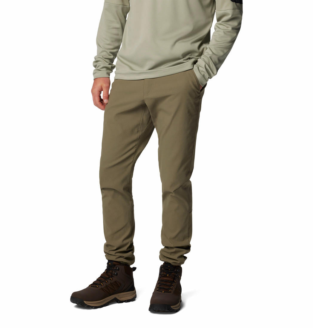 A Men Wearing Columbia Men Green Black Mesa Woven Pant II (Sun Protection)