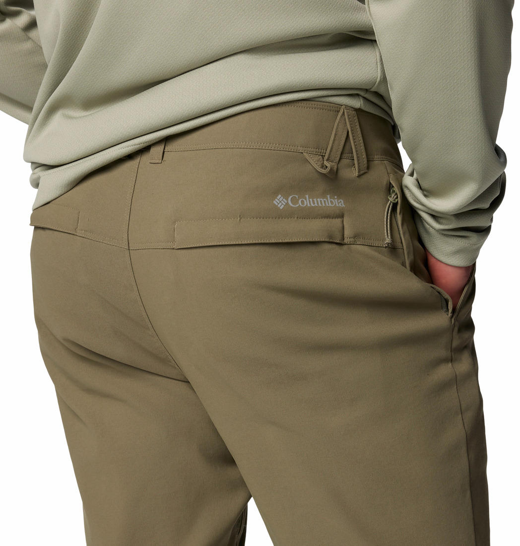 A Men Wearing Columbia Men Green Black Mesa Woven Pant II (Sun Protection)