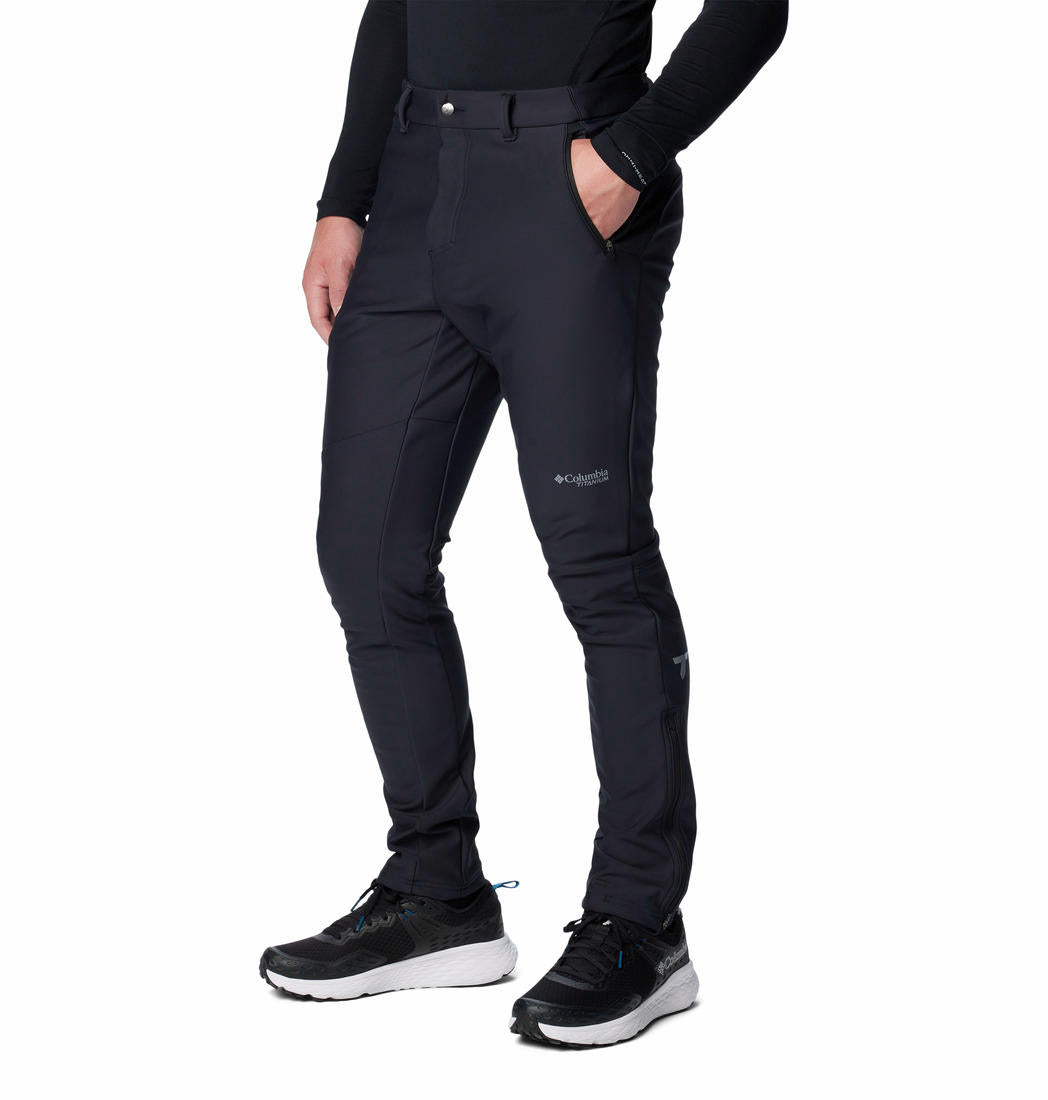 A Men Wearing Columbia Men Black Vast Canyon Softshell Pant