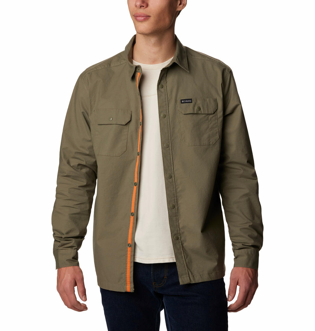 A Men Wearing Columbia Men Green Landroamer Lined Shirt