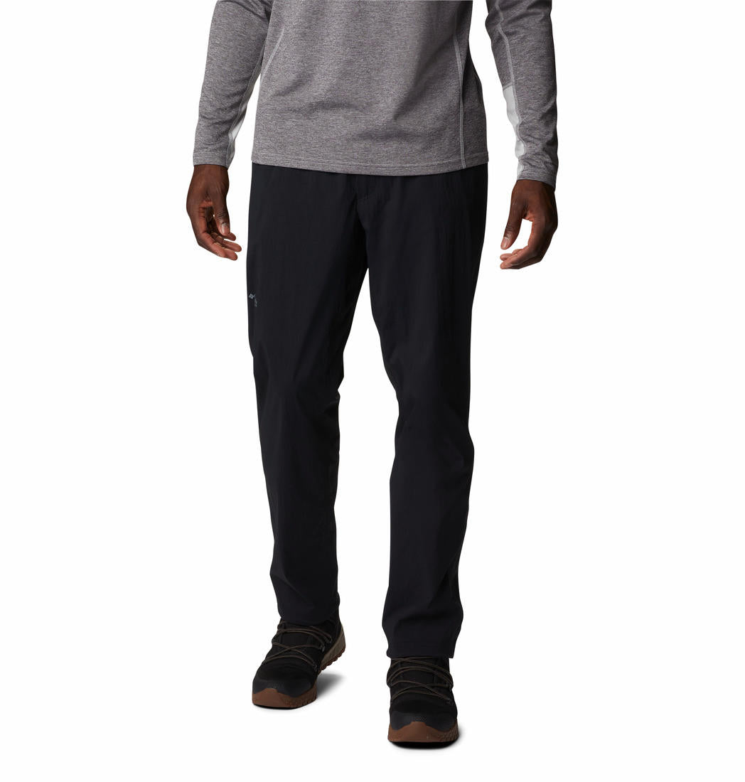 A Men Wearing Columbia Men Black M Titan Pass Lightweight Pant (Sun Protection)