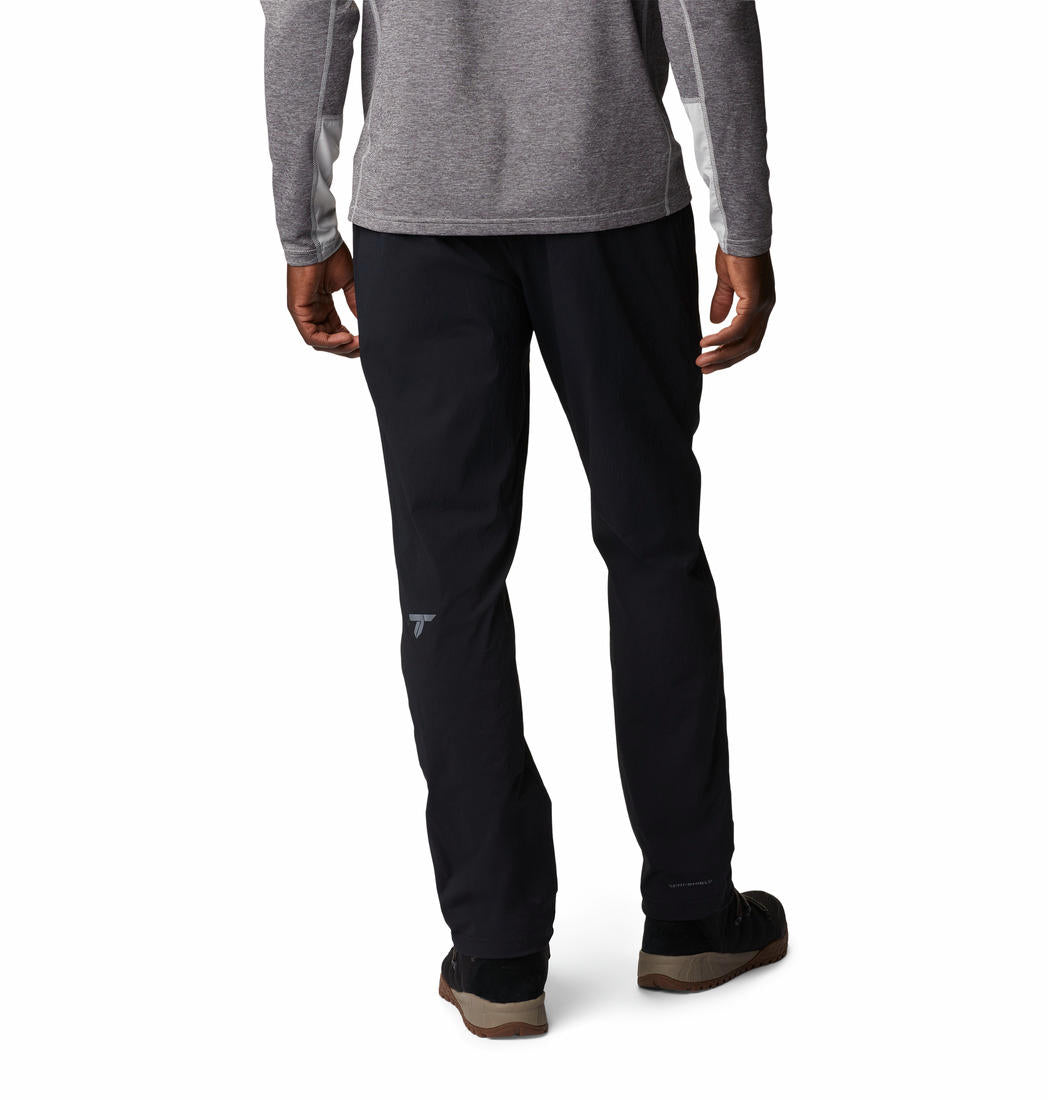A Men Wearing Columbia Men Black M Titan Pass Lightweight Pant (Sun Protection)