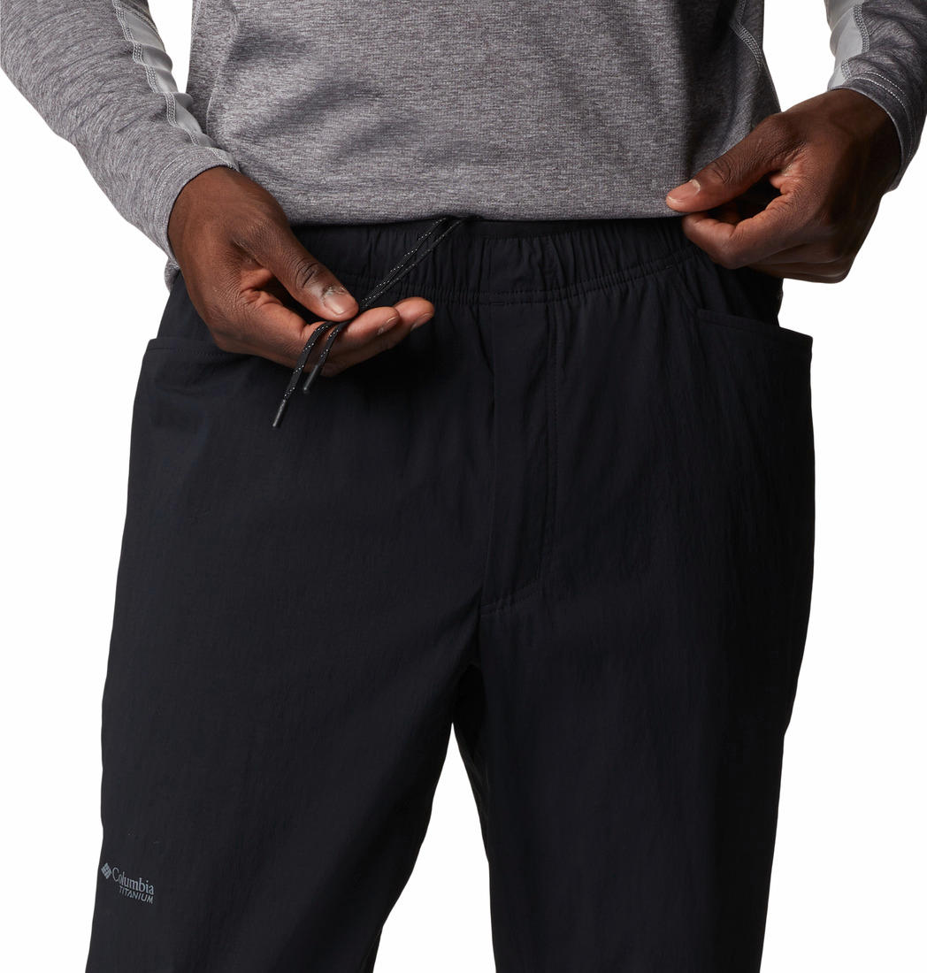 A Men Wearing Columbia Men Black M Titan Pass Lightweight Pant (Sun Protection)