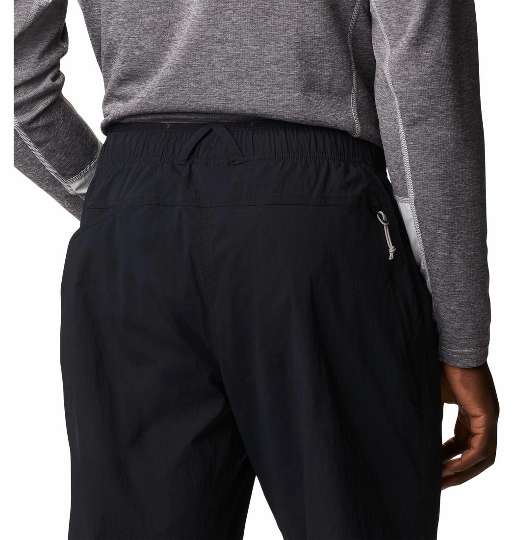 A Men Wearing Columbia Men Black M Titan Pass Lightweight Pant (Sun Protection)