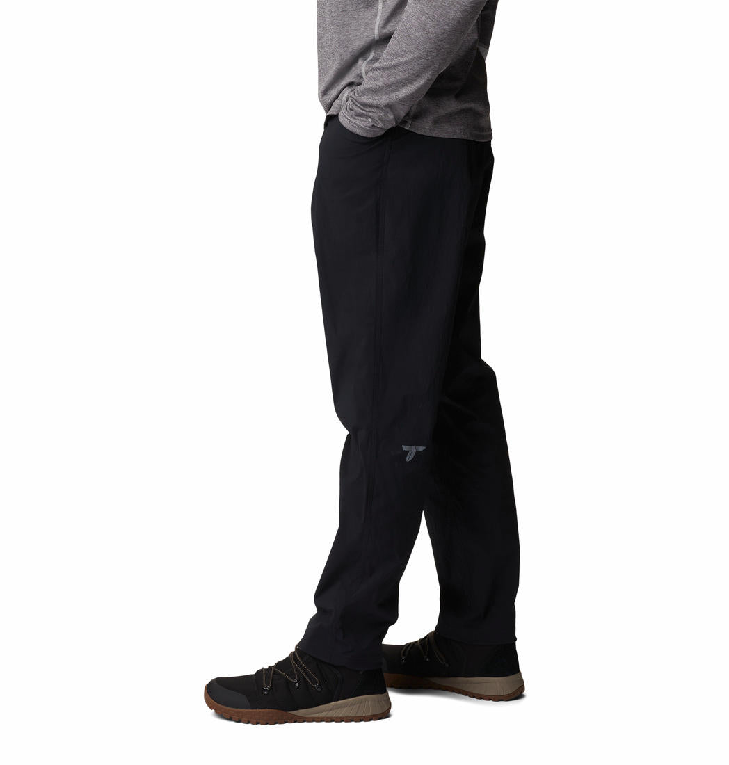 A Men Wearing Columbia Men Black M Titan Pass Lightweight Pant (Sun Protection)