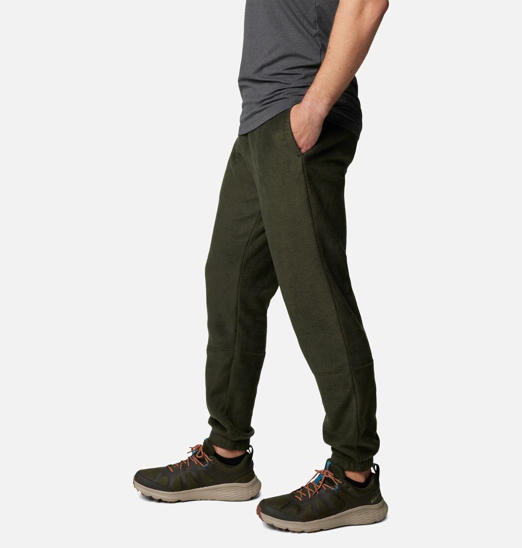 A Men Wearing Columbia Men Green Steens Mountain Pant