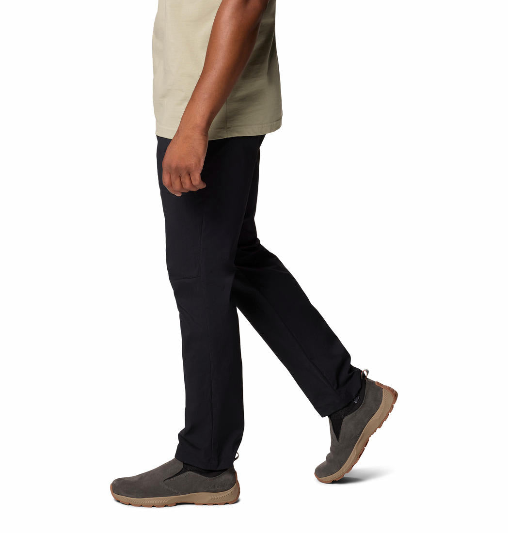 A Men Wearing Columbia Men Black Landroamer Ripstop Pant II (Sun Protection)