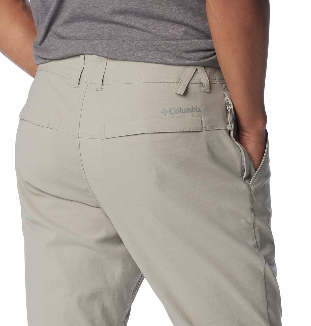 A Men Wearing Columbia Men Grey Black Mesa Woven Pant (Sun Protection)