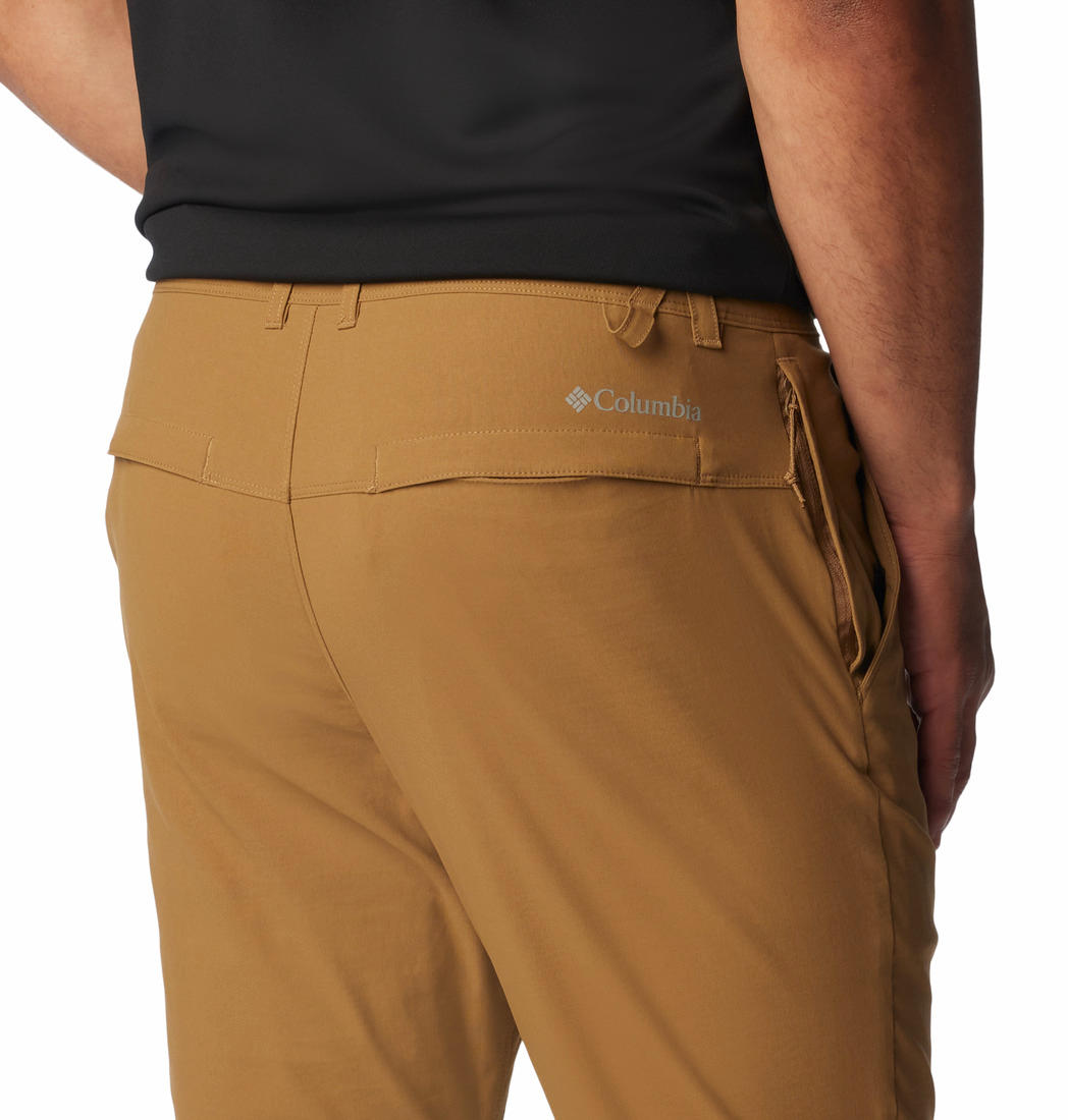 A Men Wearing Columbia Men Brown Black Mesa Woven Pant (Sun Protection)