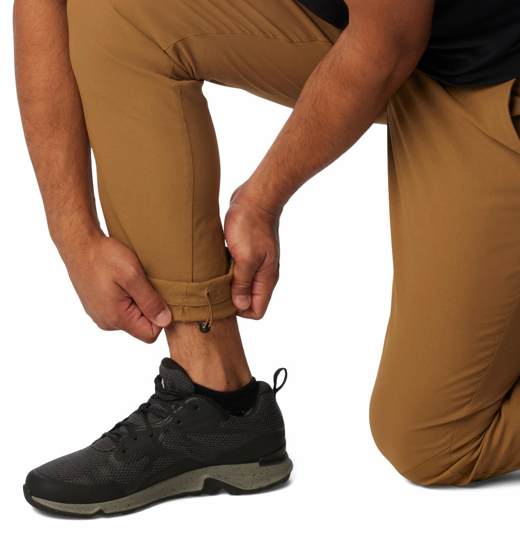 A Men Wearing Columbia Men Brown Black Mesa Woven Pant (Sun Protection)