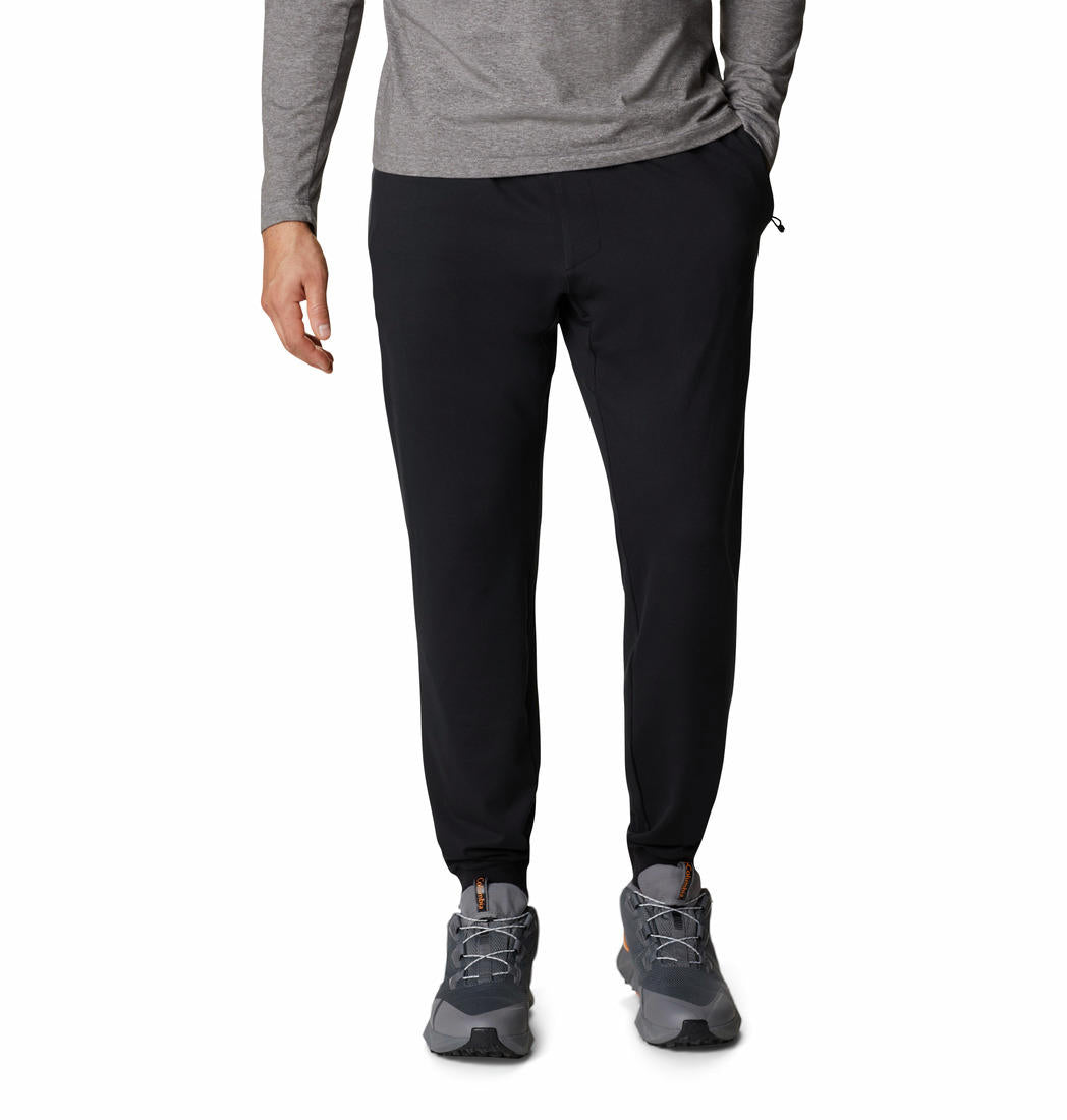 A Men Wearing Columbia Men Black Tech Trail Knit Jogger