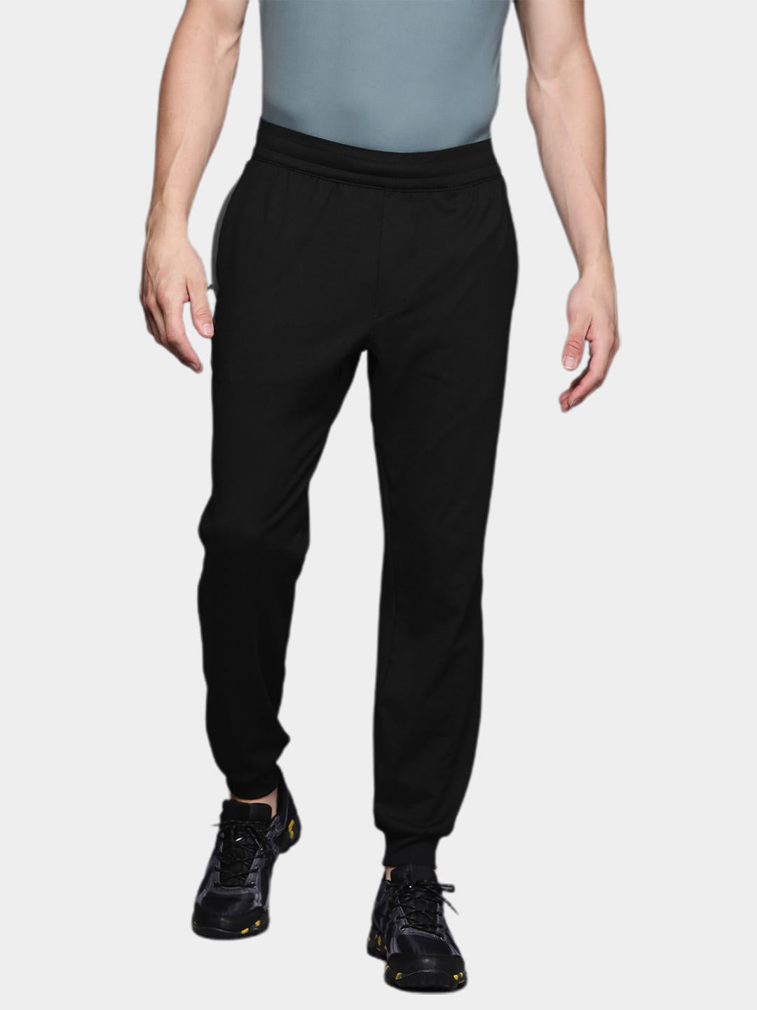 A Men Wearing Columbia Men Black Tech Trail Knit Jogger