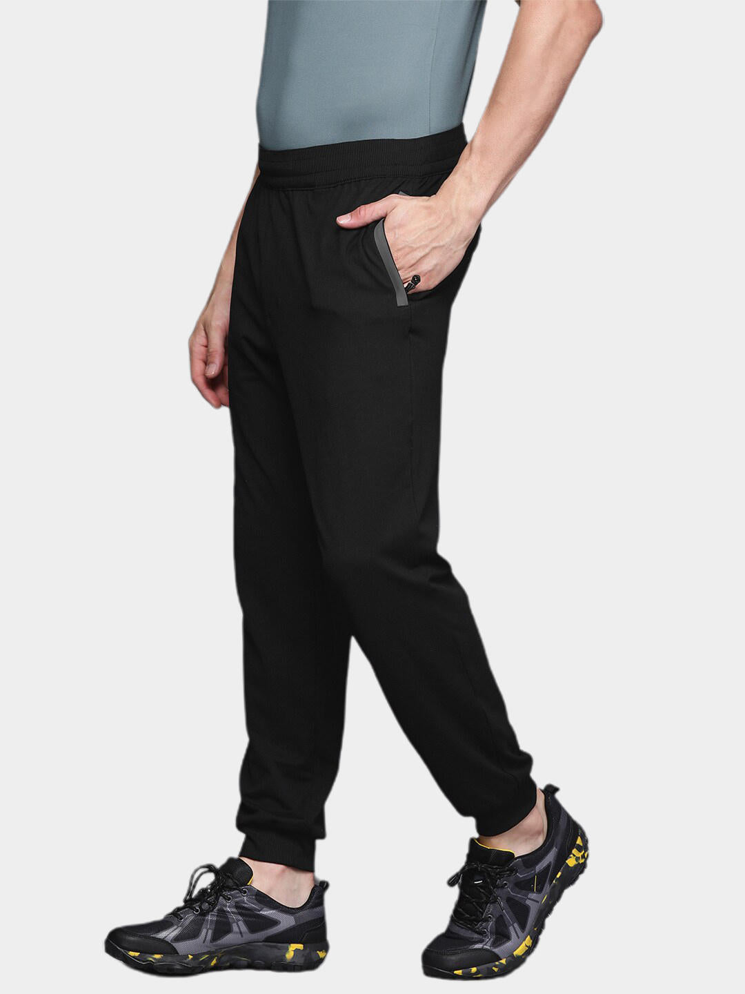 A Men Wearing Columbia Men Black Tech Trail Knit Jogger