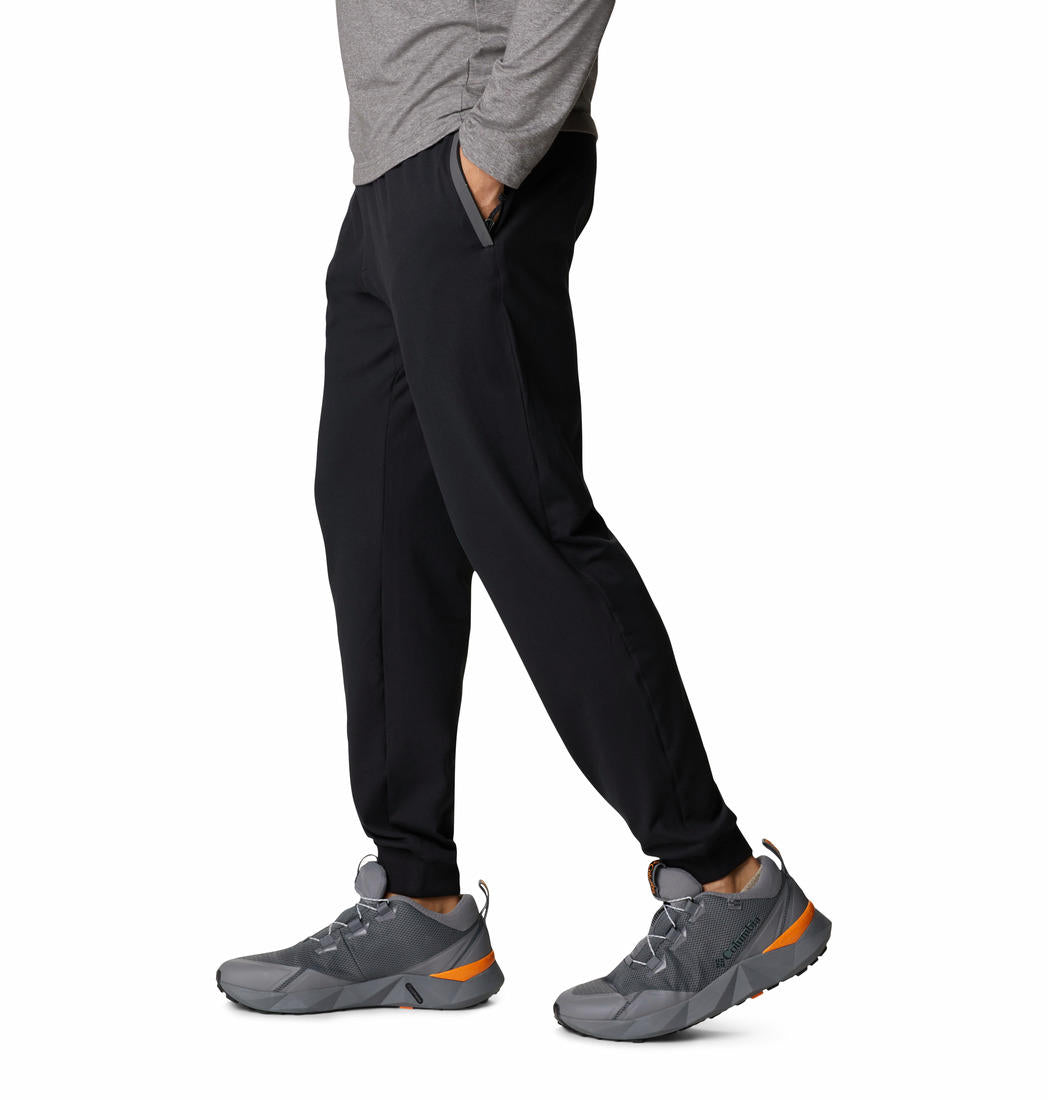A Men Wearing Columbia Men Black Tech Trail Knit Jogger
