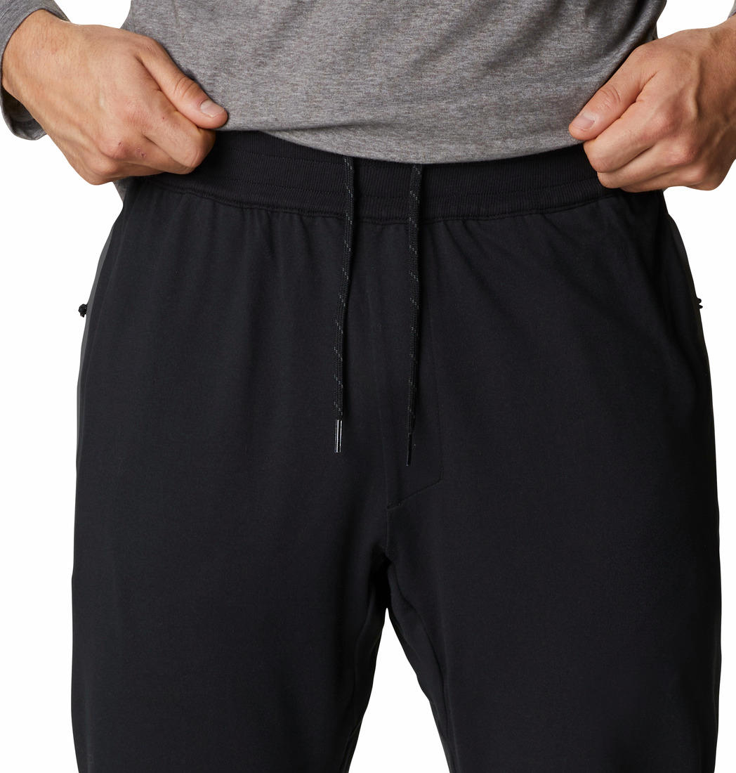 A Men Wearing Columbia Men Black Tech Trail Knit Jogger