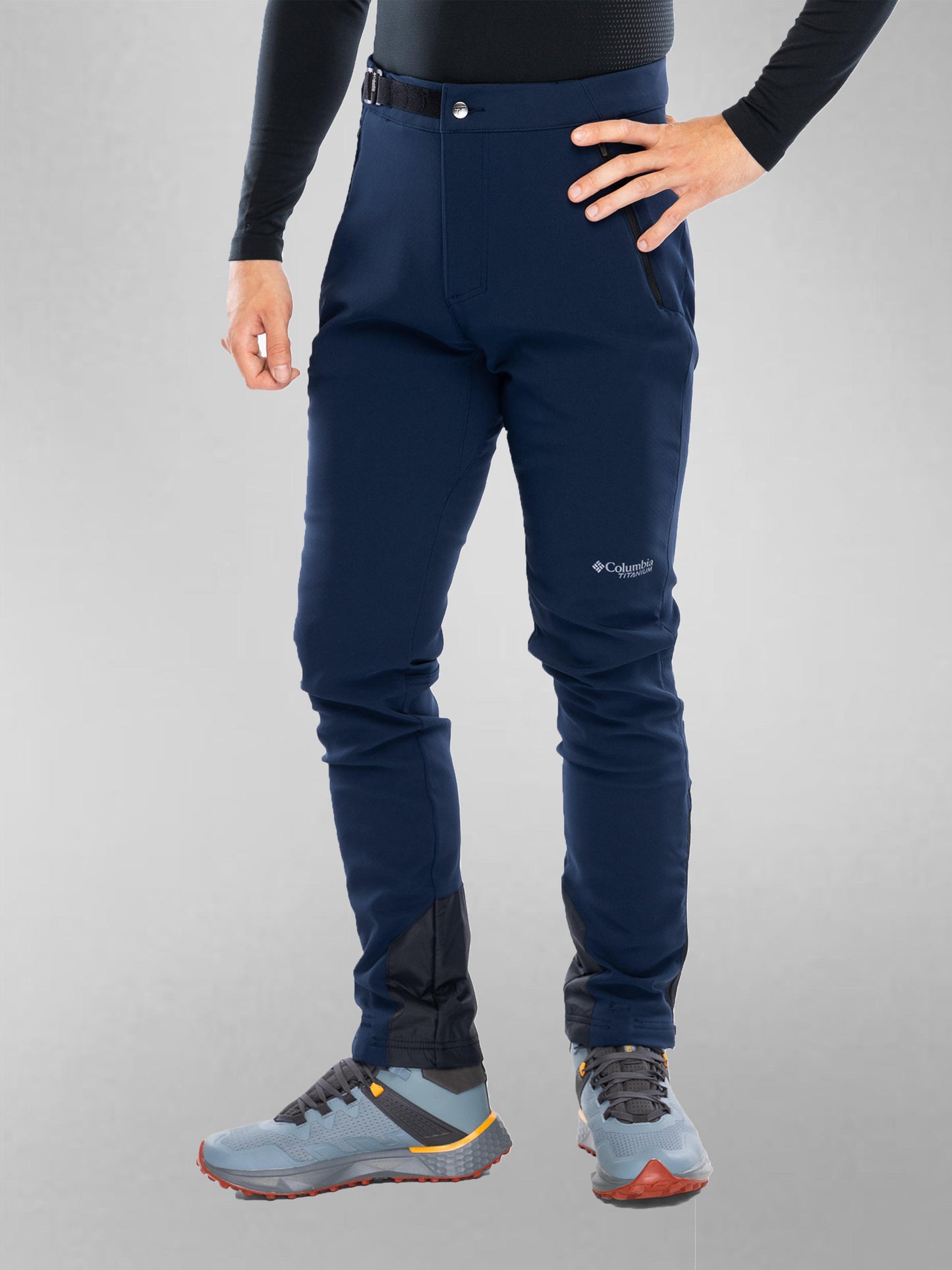 A Men Wearing Columbia Men Blue Vast Canyon Omni-Heat Infinity Softshell
