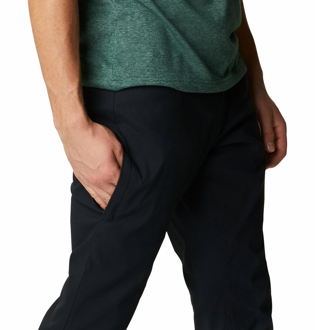 A Men Wearing Columbia Men Black Royce Range Heat Pant