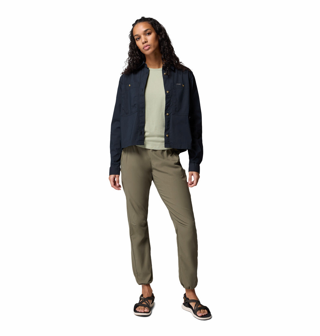 A Women Wearing Columbia Women Black Brea Falls Woven LS