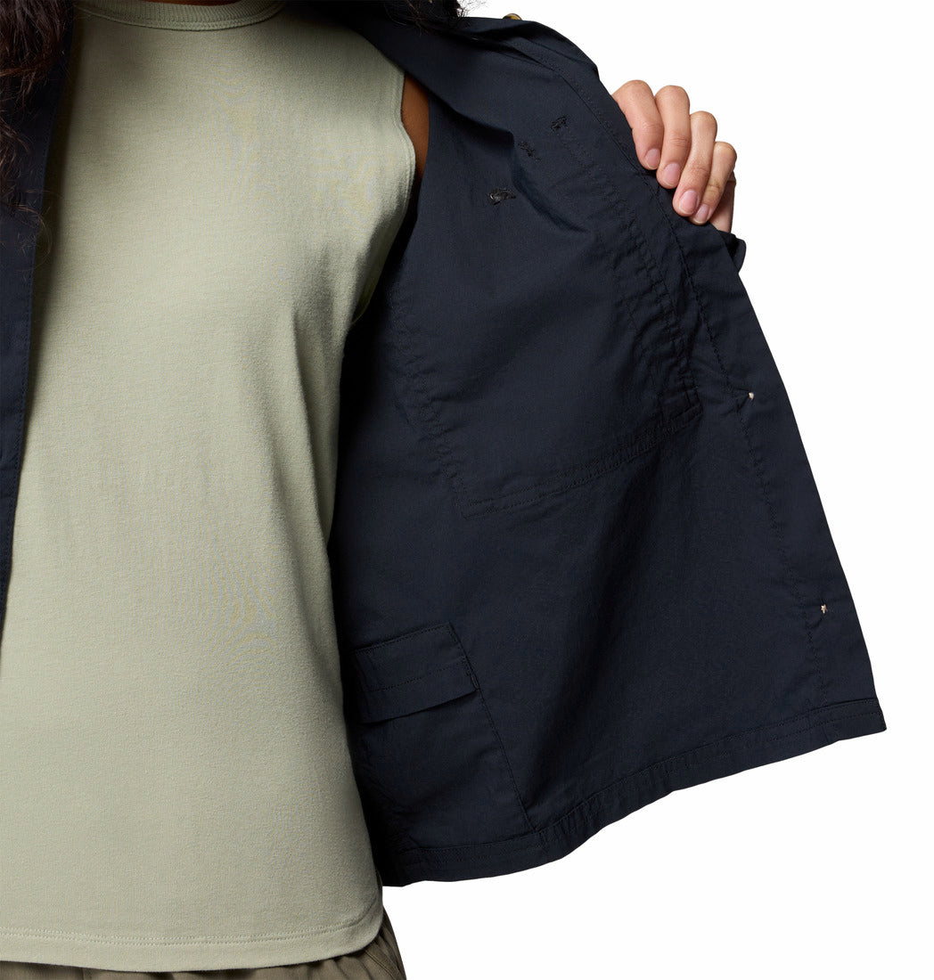 A Women Wearing Columbia Women Black Brea Falls Woven LS