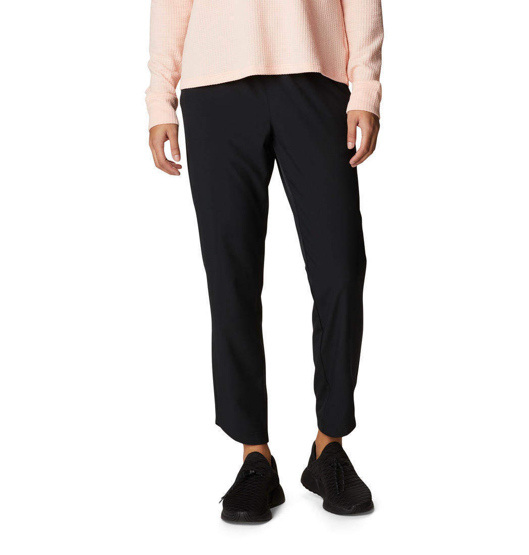 A Women Wearing Columbia Women Black Columbia Hike Pant